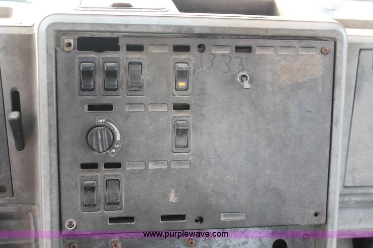 image for item H8385 1992 Mack CH613 semi truck