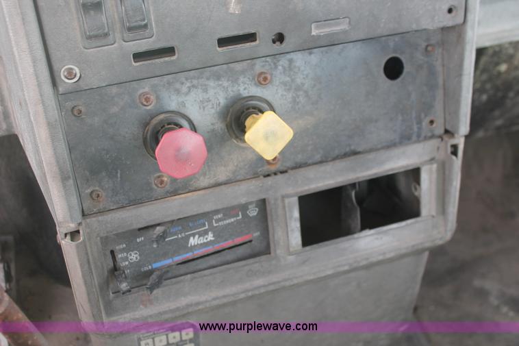 image for item H8385 1992 Mack CH613 semi truck