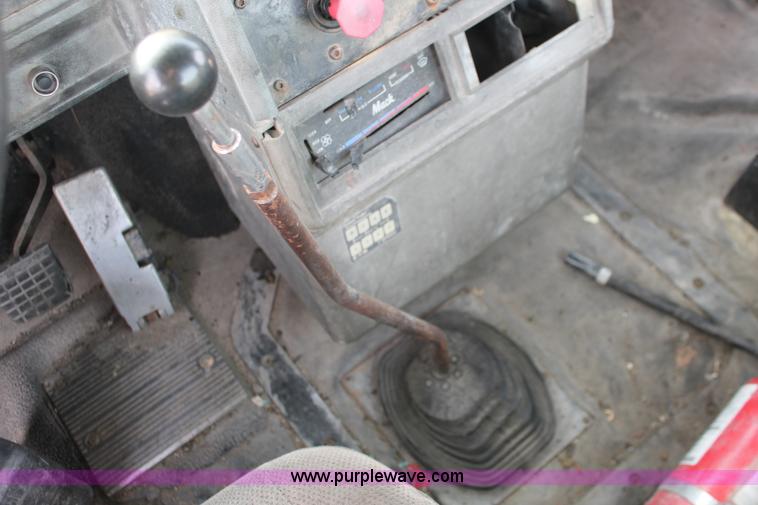 image for item H8385 1992 Mack CH613 semi truck