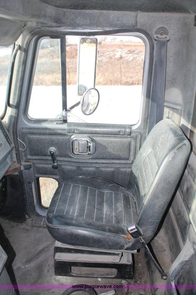 image for item H8385 1992 Mack CH613 semi truck