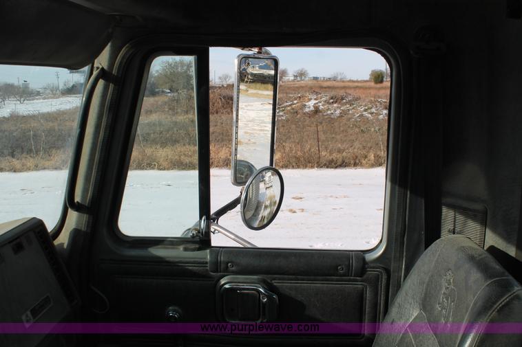 image for item H8385 1992 Mack CH613 semi truck