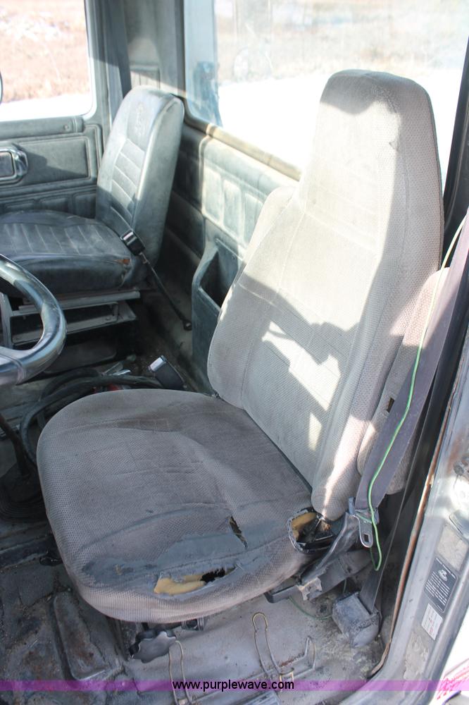 image for item H8385 1992 Mack CH613 semi truck