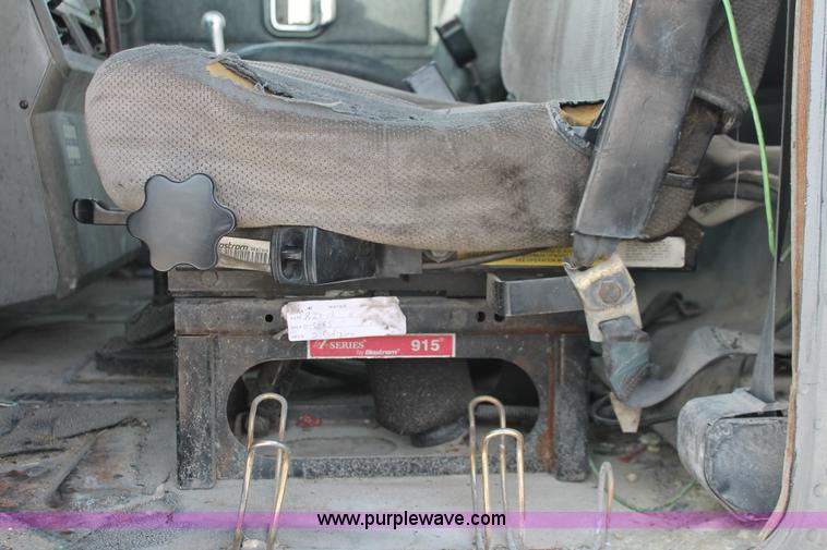 image for item H8385 1992 Mack CH613 semi truck