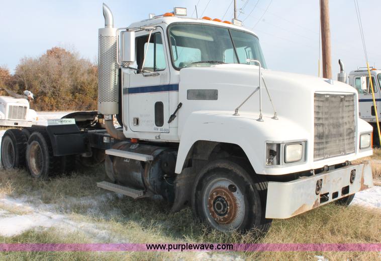 image for item H8385 1992 Mack CH613 semi truck