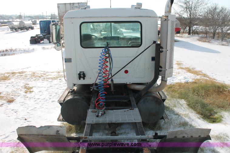 image for item H8385 1992 Mack CH613 semi truck