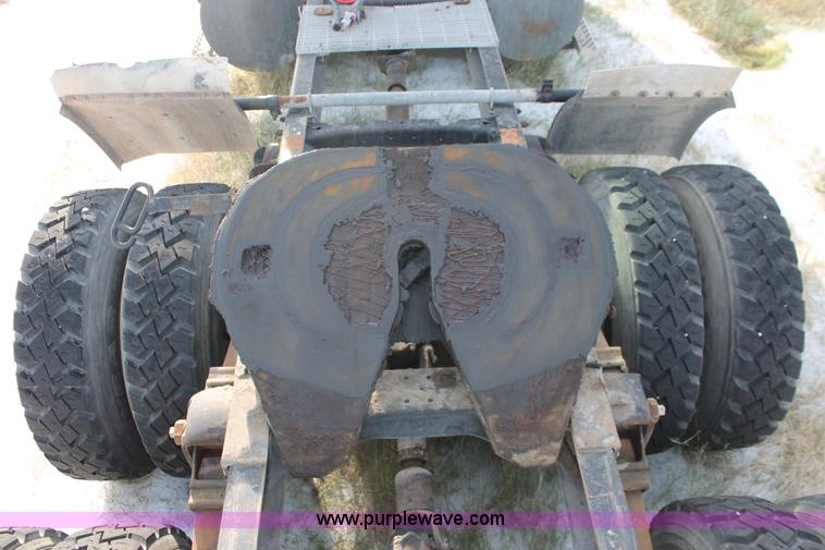 image for item H8385 1992 Mack CH613 semi truck