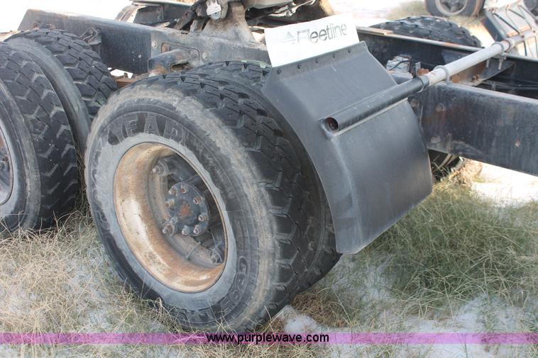 image for item H8385 1992 Mack CH613 semi truck