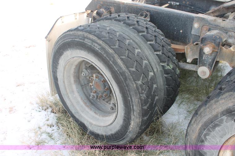 image for item H8385 1992 Mack CH613 semi truck