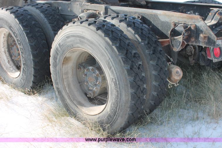 image for item H8385 1992 Mack CH613 semi truck