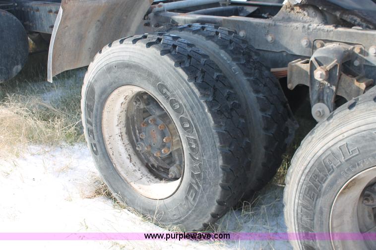 image for item H8385 1992 Mack CH613 semi truck