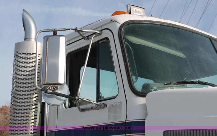 image for item H8385 1992 Mack CH613 semi truck