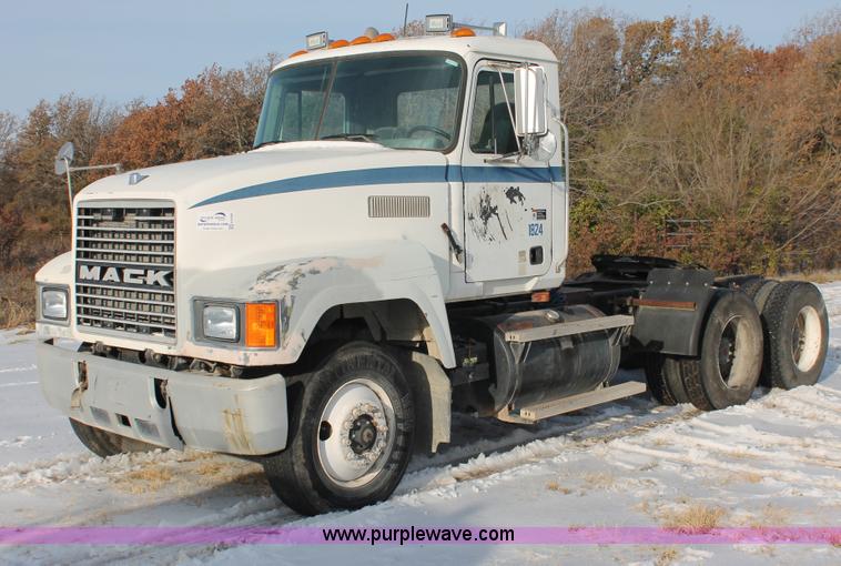 image for item H8386 1997 Mack CH613 semi truck