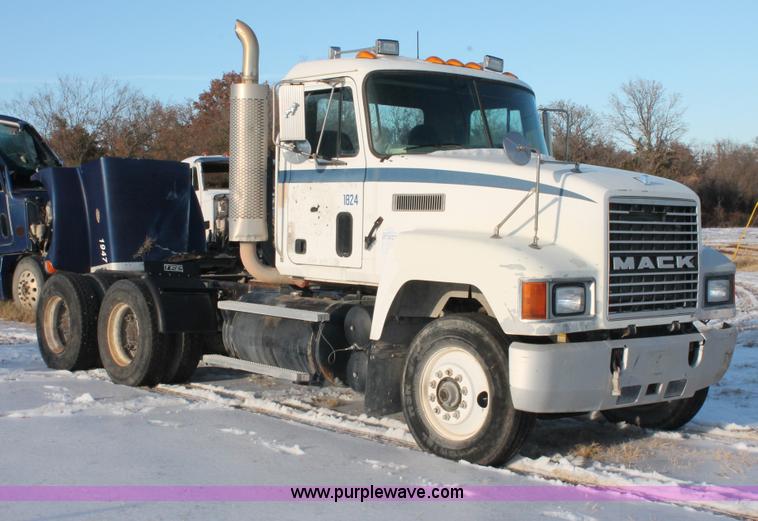 image for item H8386 1997 Mack CH613 semi truck