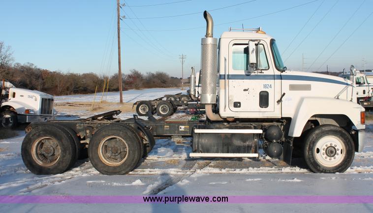 image for item H8386 1997 Mack CH613 semi truck