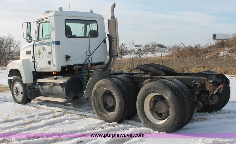 image for item H8386 1997 Mack CH613 semi truck