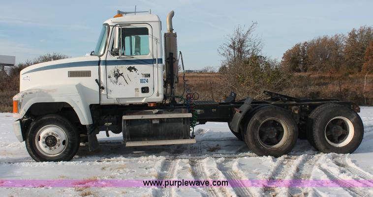 image for item H8386 1997 Mack CH613 semi truck