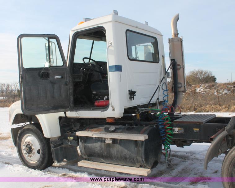 image for item H8386 1997 Mack CH613 semi truck