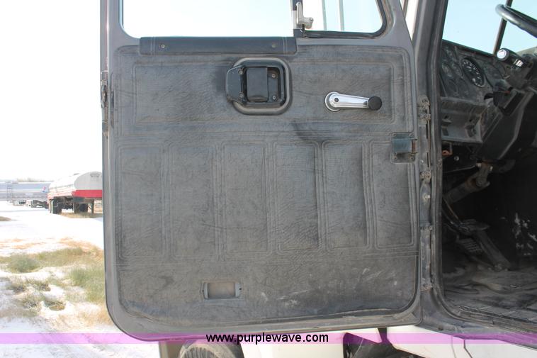 image for item H8386 1997 Mack CH613 semi truck