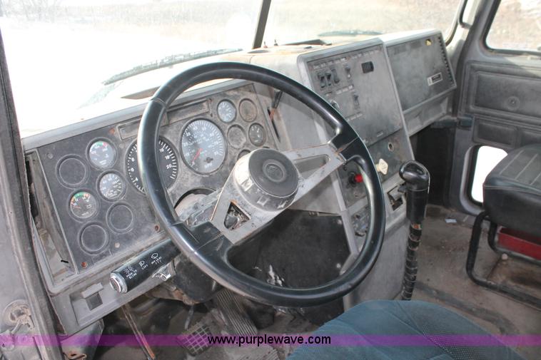 image for item H8386 1997 Mack CH613 semi truck