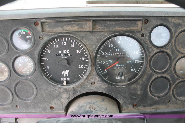 image for item H8386 1997 Mack CH613 semi truck