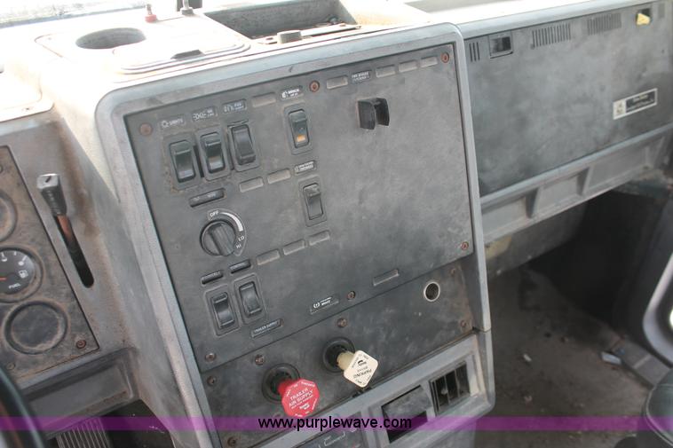 image for item H8386 1997 Mack CH613 semi truck