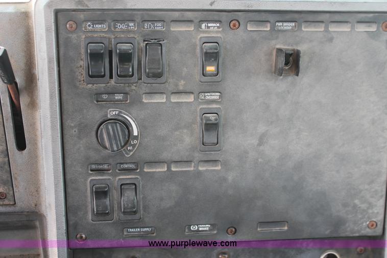 image for item H8386 1997 Mack CH613 semi truck