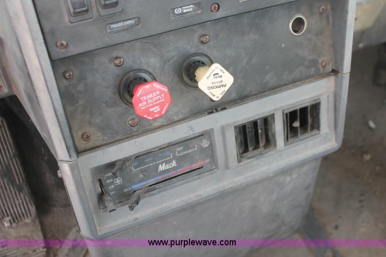 image for item H8386 1997 Mack CH613 semi truck