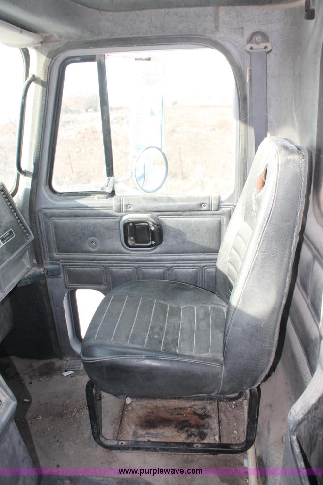 image for item H8386 1997 Mack CH613 semi truck