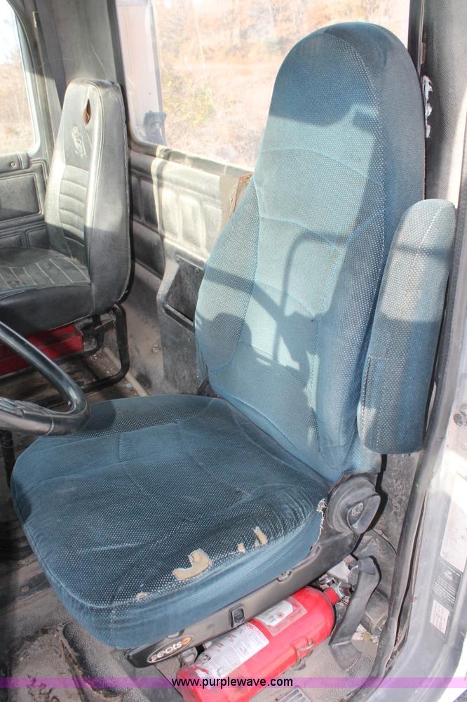 image for item H8386 1997 Mack CH613 semi truck