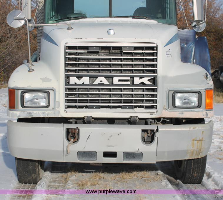 image for item H8386 1997 Mack CH613 semi truck