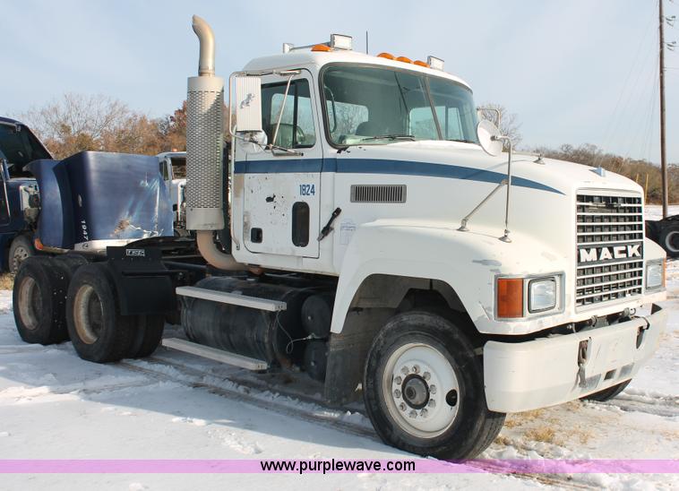 image for item H8386 1997 Mack CH613 semi truck