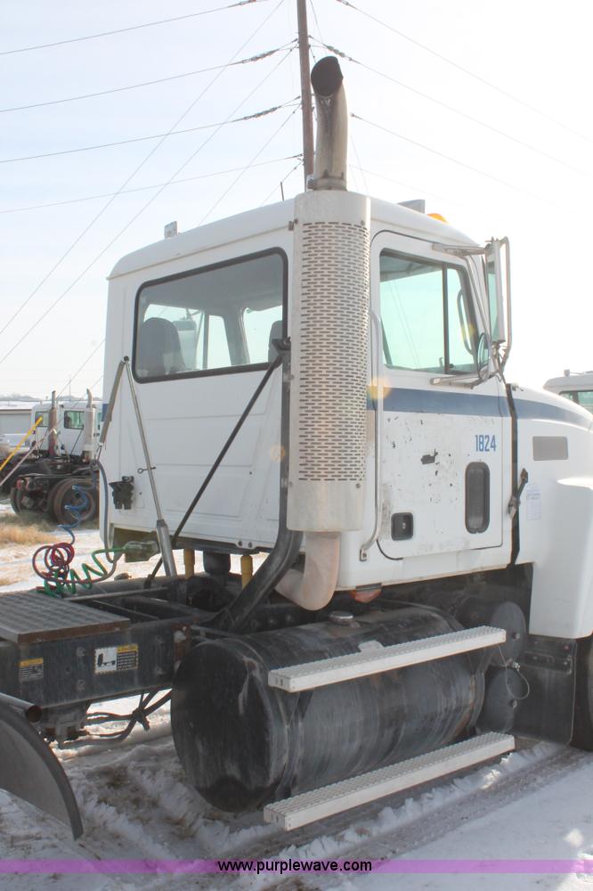 image for item H8386 1997 Mack CH613 semi truck