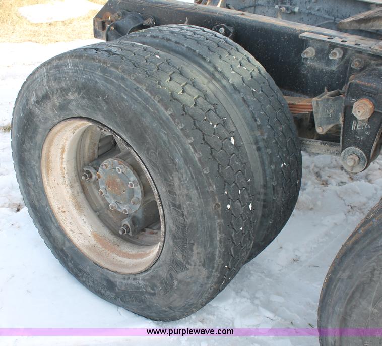 image for item H8386 1997 Mack CH613 semi truck