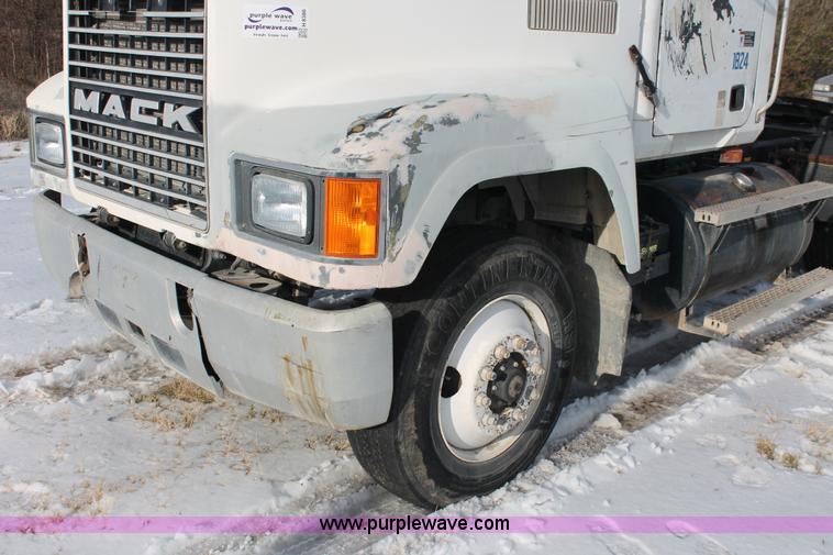 image for item H8386 1997 Mack CH613 semi truck