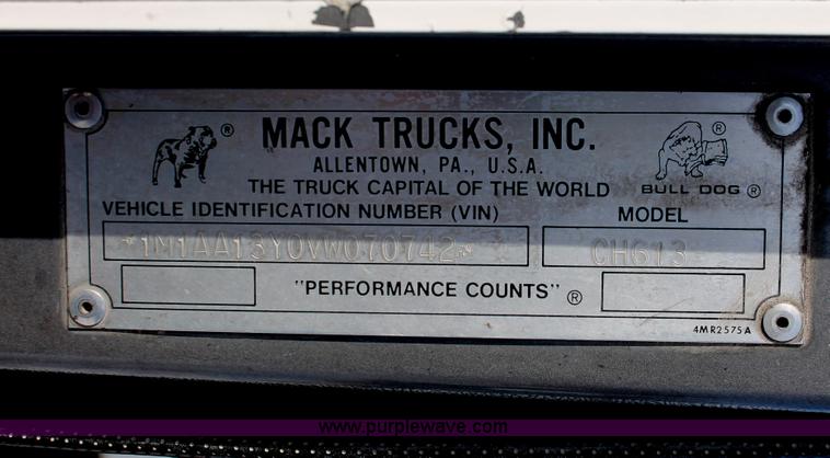 image for item H8386 1997 Mack CH613 semi truck
