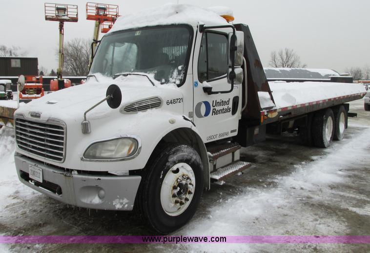 image for item G9185 2006 Freightliner Business Class M2 rollback truck