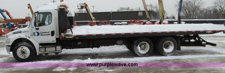 image for item G9185 2006 Freightliner Business Class M2 rollback truck