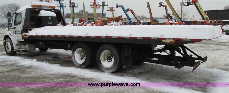 image for item G9185 2006 Freightliner Business Class M2 rollback truck