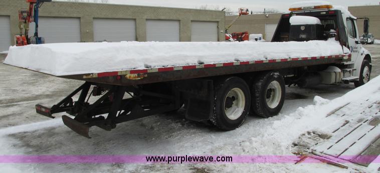 image for item G9185 2006 Freightliner Business Class M2 rollback truck