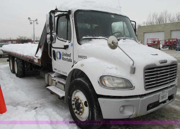 image for item G9185 2006 Freightliner Business Class M2 rollback truck