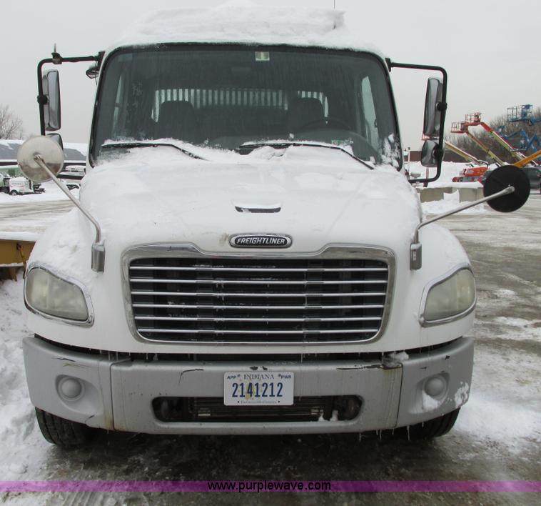 image for item G9185 2006 Freightliner Business Class M2 rollback truck