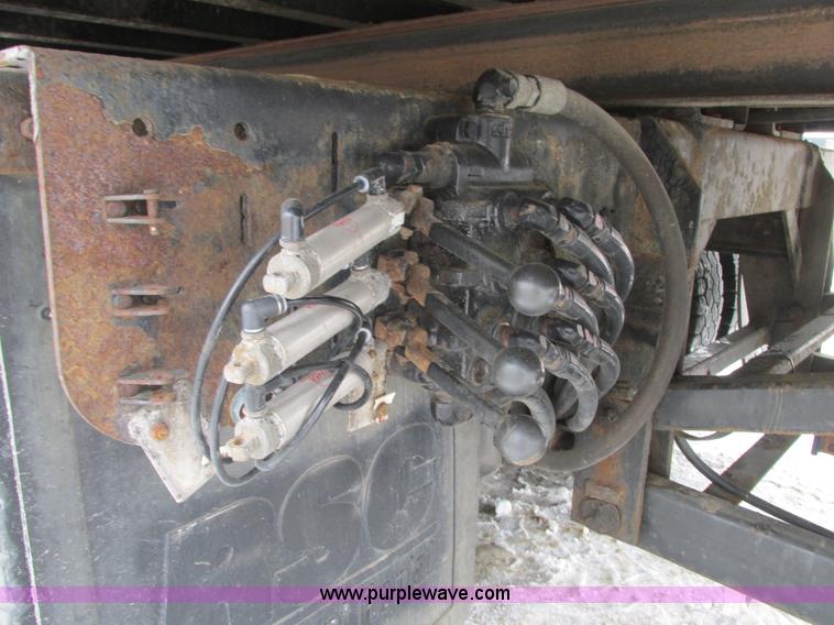 image for item G9185 2006 Freightliner Business Class M2 rollback truck