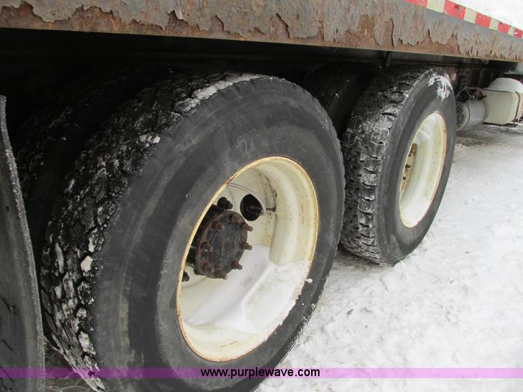 image for item G9185 2006 Freightliner Business Class M2 rollback truck