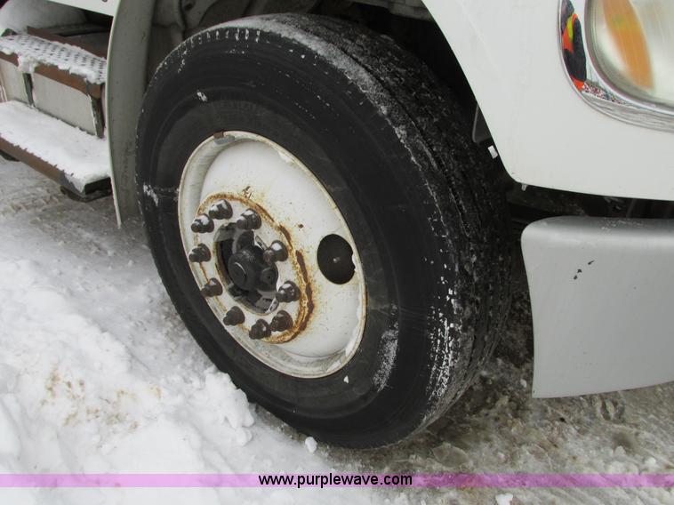 image for item G9185 2006 Freightliner Business Class M2 rollback truck