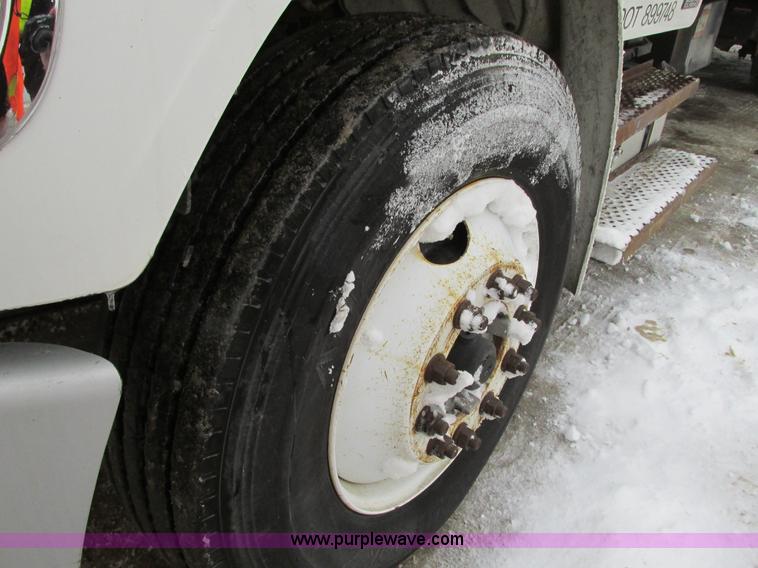 image for item G9185 2006 Freightliner Business Class M2 rollback truck