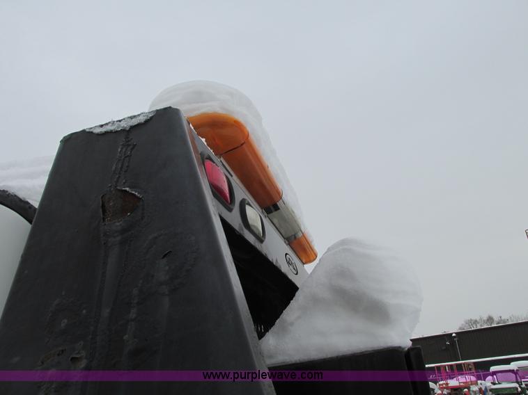 image for item G9185 2006 Freightliner Business Class M2 rollback truck