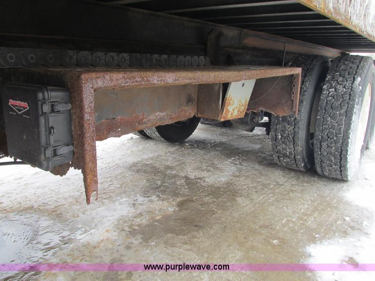 image for item G9185 2006 Freightliner Business Class M2 rollback truck