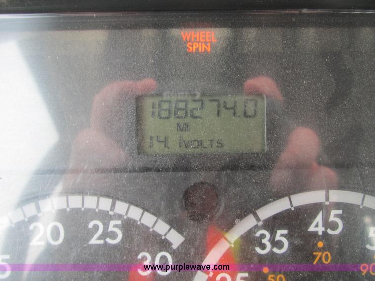 image for item G9185 2006 Freightliner Business Class M2 rollback truck