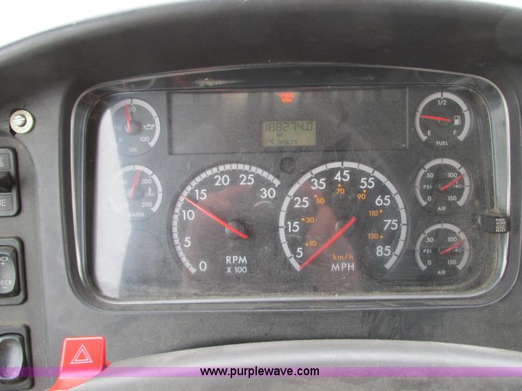 image for item G9185 2006 Freightliner Business Class M2 rollback truck