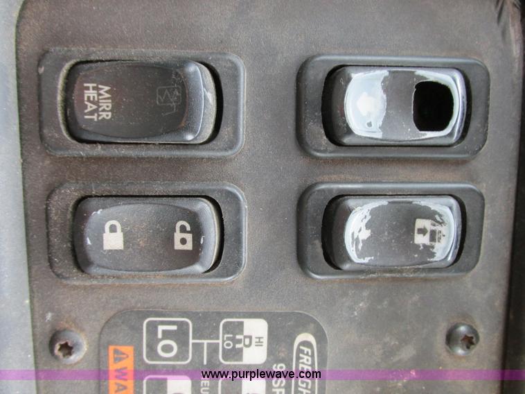 image for item G9185 2006 Freightliner Business Class M2 rollback truck